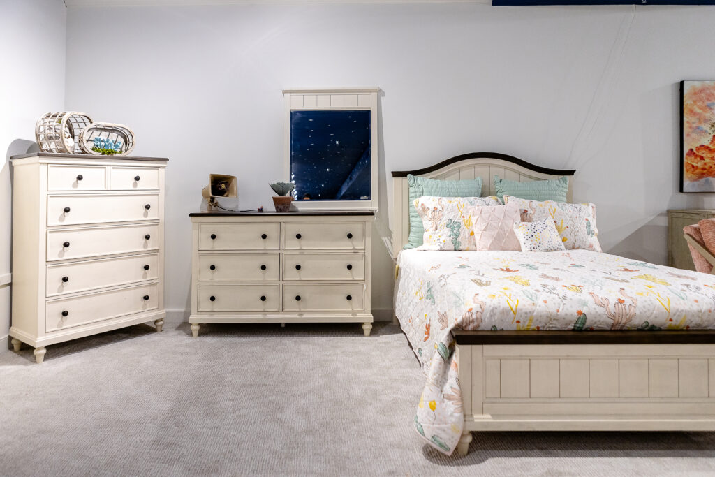 Traditional Furniture creme bedroom set